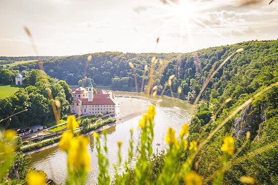 Vom Aussichtspunkt am Altmühltal-Panoramaweg hat man einen wunderschönen Blick auf den Donaudurchbruch und das Kloster Weltenburg. Zudem kann man seinen Blick ins Donautal schweifen lassen.