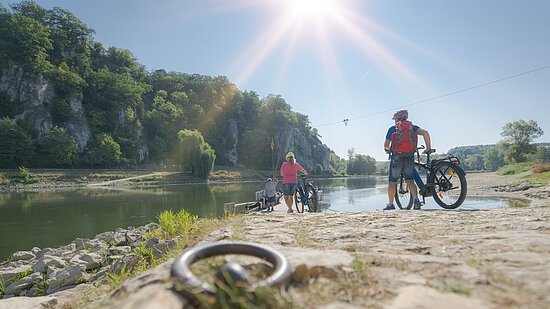 Radler an der Donaufähre bei Weltenburg