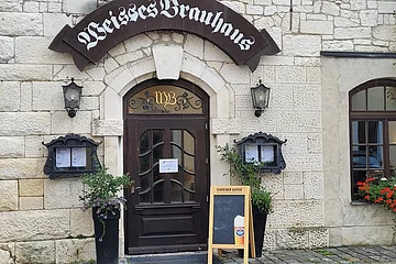 Die Gebäude bestehen zum Teil seit 1607. Hier sieht man den Eingang mit dem Schriftzug und den Lampen rechts und links