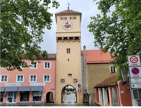 Das Donautor ist ein historisches Tor, das Teil der Stadtbefestigung war, durch das man in die Innenstadt gelangt.