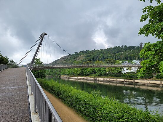 Die 57 Meter lange, geschwungene Hängebrücke mit zwei markanten Pylonen wurde für ihre herausragende architektonische Leistung mit einem internationalen Konstruktionspreis ausgezeichnet.