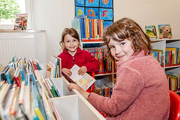 Kinder in der Stadtbücherei