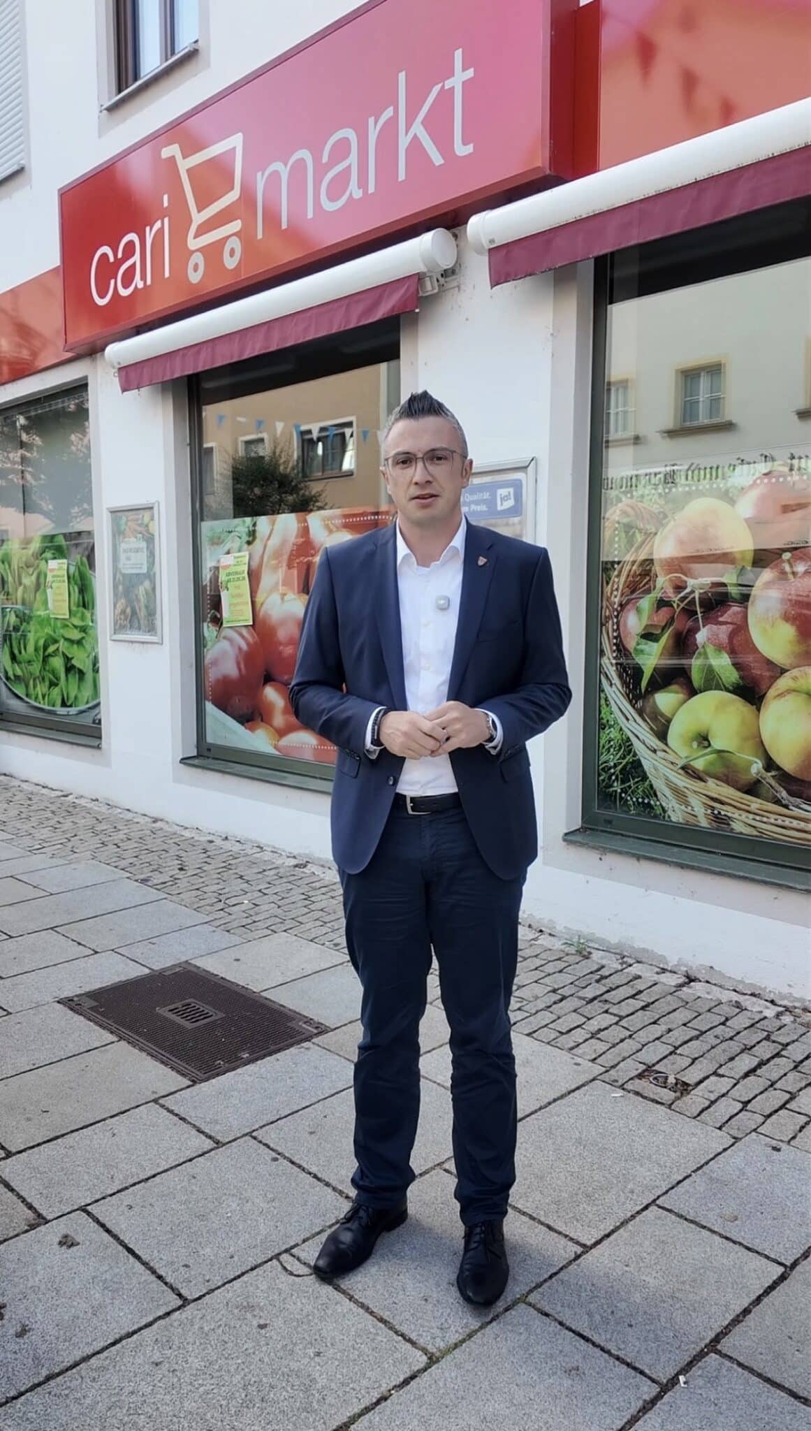 Bürgermeister Dennis Diermeier vor dem Cari Markt