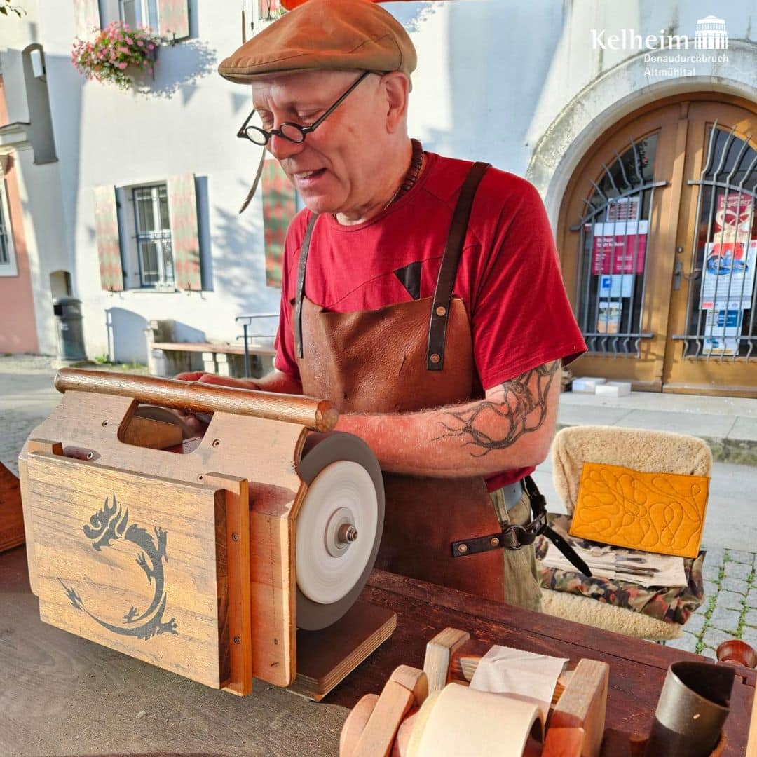 Harald Welzel vor dem Rathaus