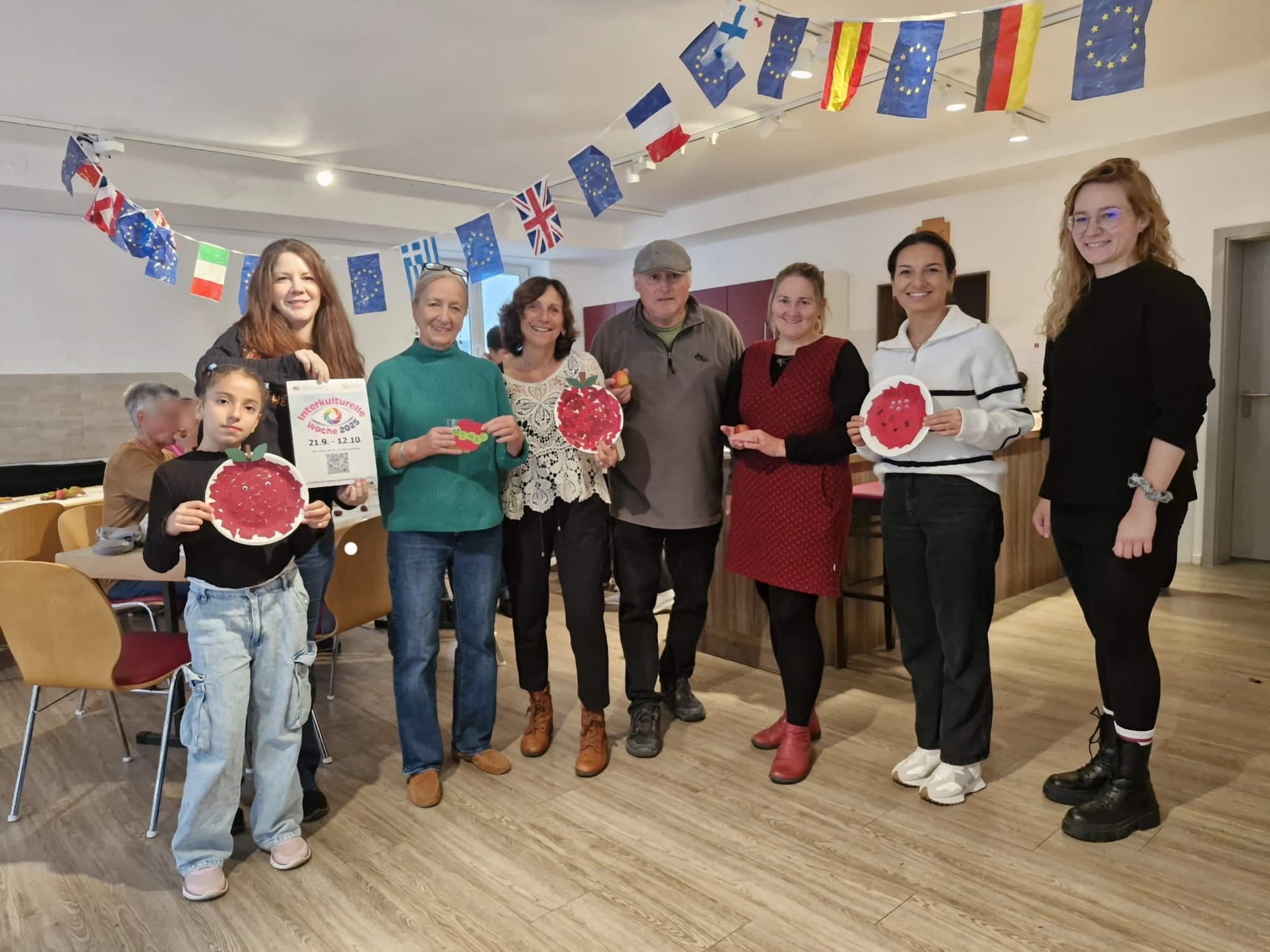Gruppenfoto der Beteiligten beim Internationalen Apfelfest in der Kulturkantine Kelheim